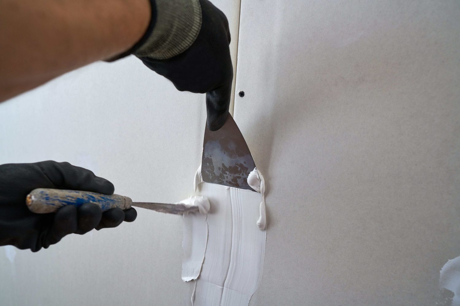 Plastering a gyprock wall